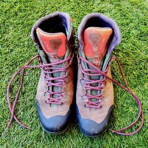 LOWA Focus GTX Men's Waterproof Midboot for Hiking, Trekking